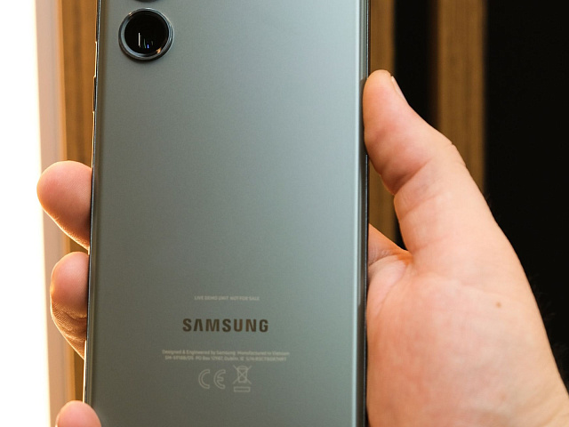 Тот же Samsung с новой задней крышкой, стекло целое