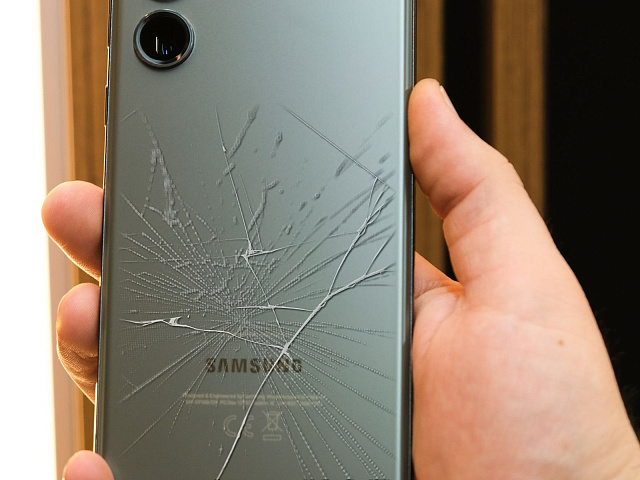 Задняя крышка Samsung в трещинах после падения