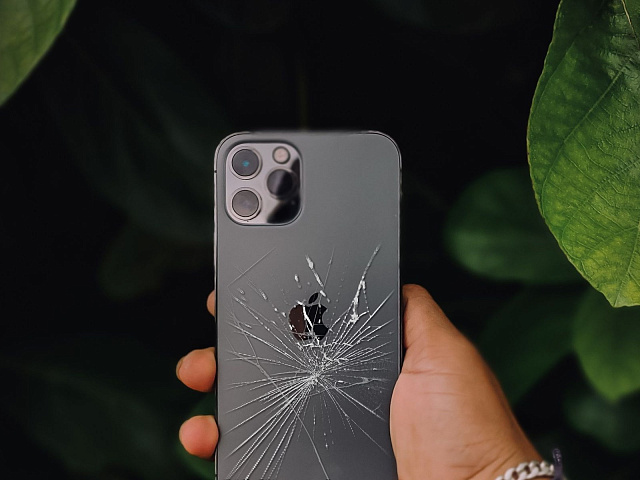 Задняя панель iPhone 13 Pro с трещинами вокруг логотипа