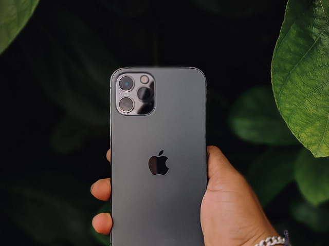 Тот же iPhone 13 Pro после замены задней панели, стекло целое