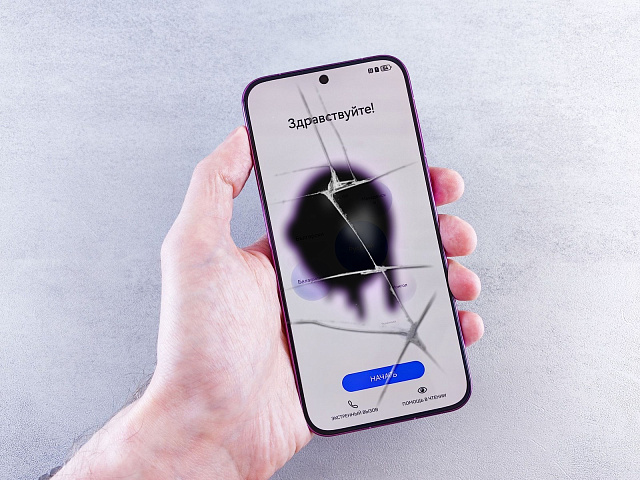 Экран Samsung с чернильным пятном растёкшейся матрицы и трещинами
